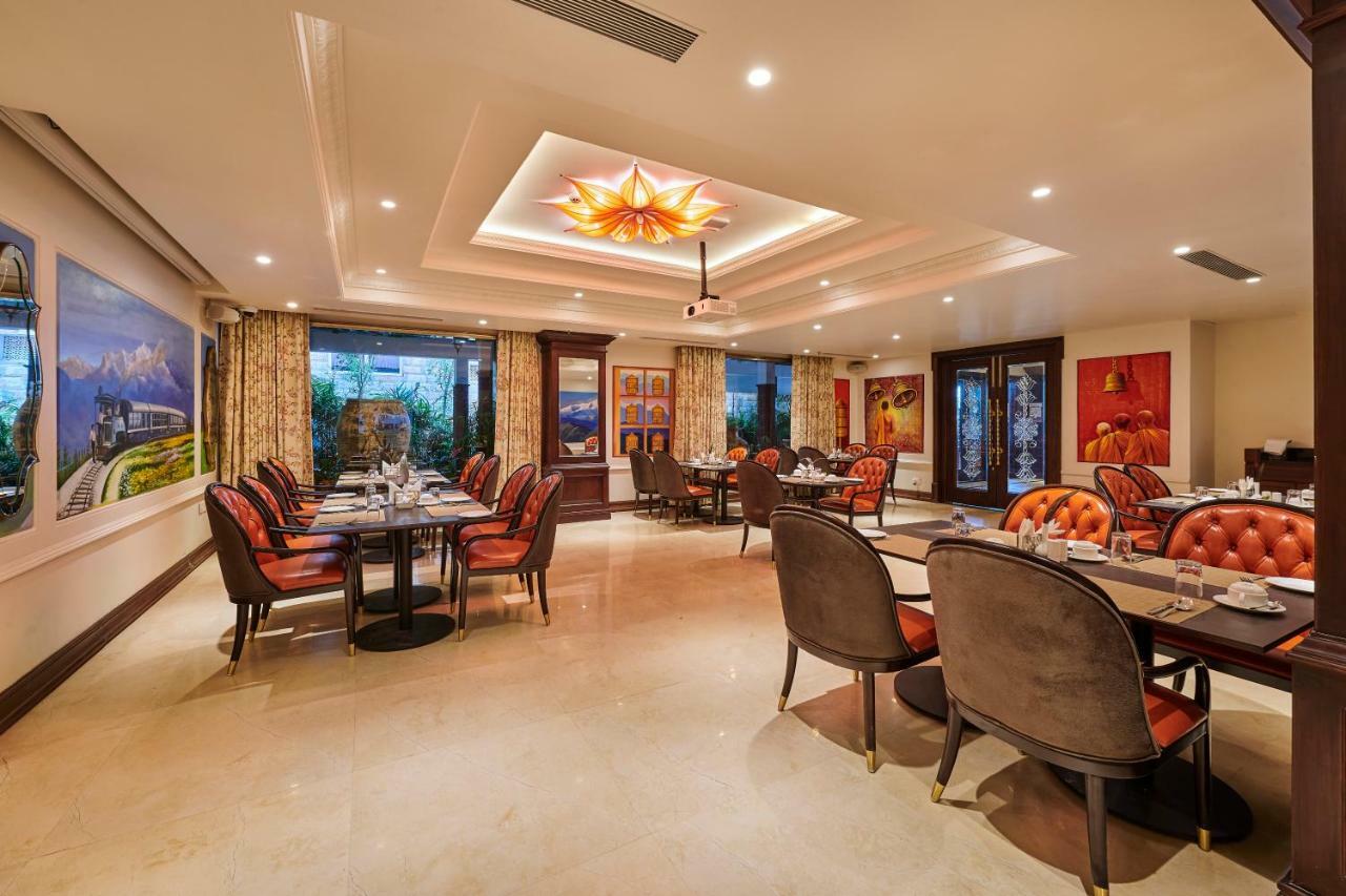 Mayfair Lake Resort Raipur  Bagian luar foto